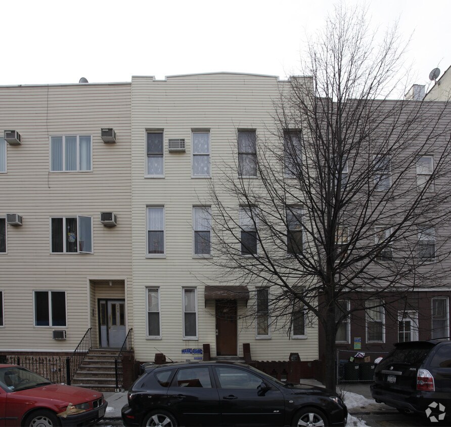 Building Photo - 198 Huron St