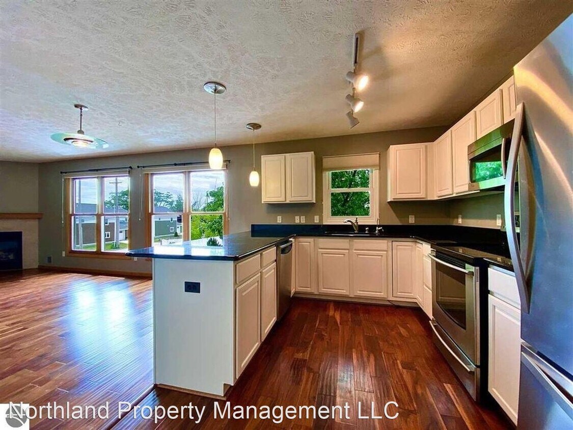 2 br, 1.5 bath House 616 E. Eighth St, U... House Rental in