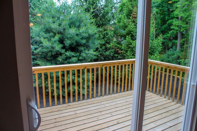 Private Back Deck - 2039 Hamilton Rd