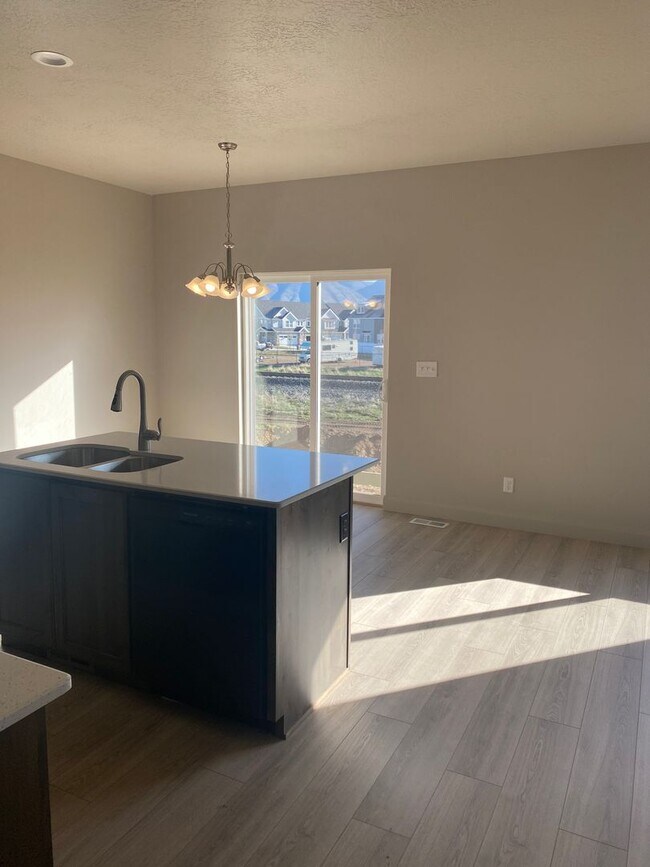 Foto del edificio - 3 bed 2.5 bath in  Townhome Spanish Fork