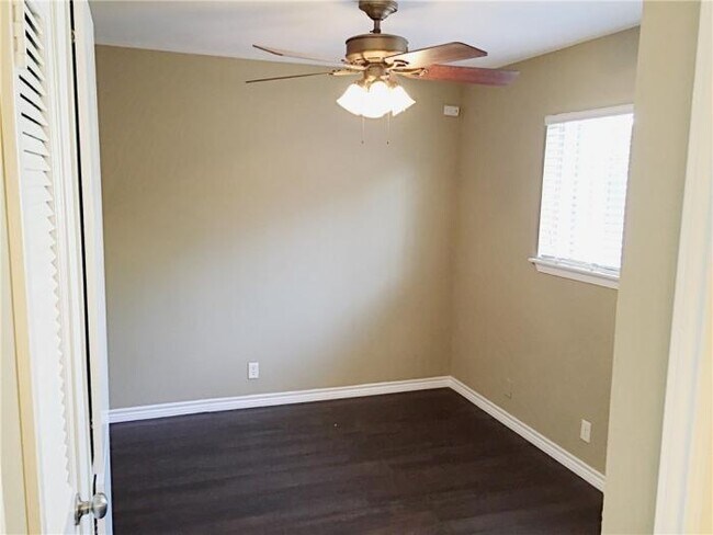 Building Photo - bedroom in Austin TX 78703