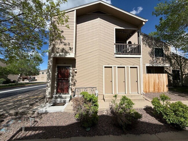 Building Photo - Charming 2-Bedroom Townhome Near North Tab...