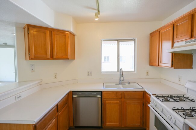 Foto del edificio - Beautifully Updated 2-Bedroom Condo in a Gated Community