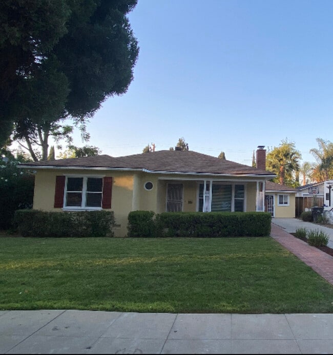 Beautiful Wood Street home - 4227 Edgewood Plz