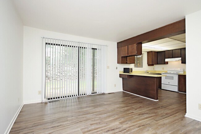 Foto del edificio - Huntington Village Townhome, Near UVA's North Grounds