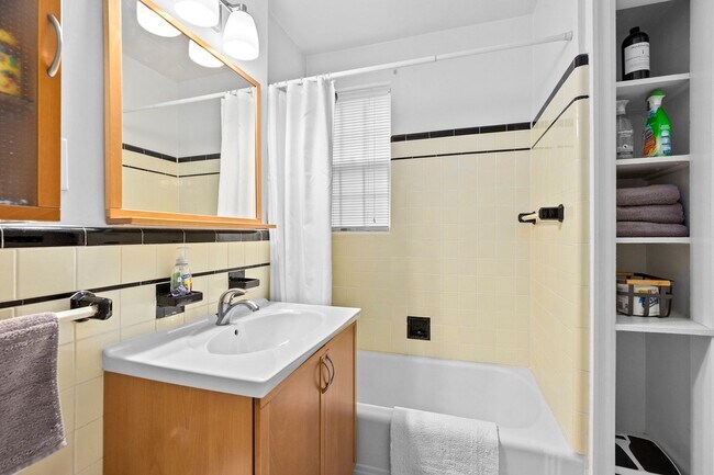 Foto del edificio - 1BR 1Bth unit. Heat/Hot Water included. Great location!