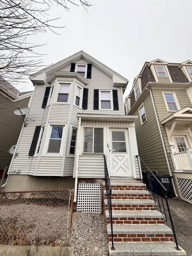 Foto del edificio - 741 Somerville Ave