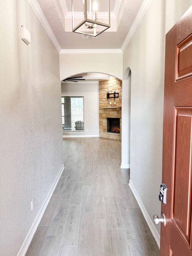 Building Photo - 9005 Grand Oaks Ln