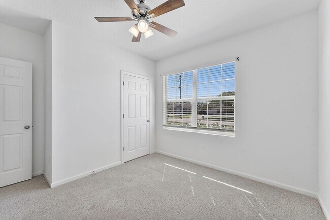 Building Photo - 357 SE Oakridge Dr
