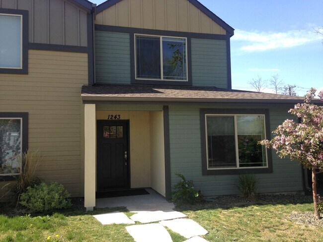 Foto del edificio - Newer Town home close to everything!