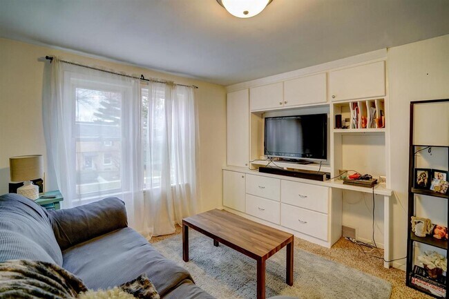 Foto del edificio - 7003 Elmwood Ave