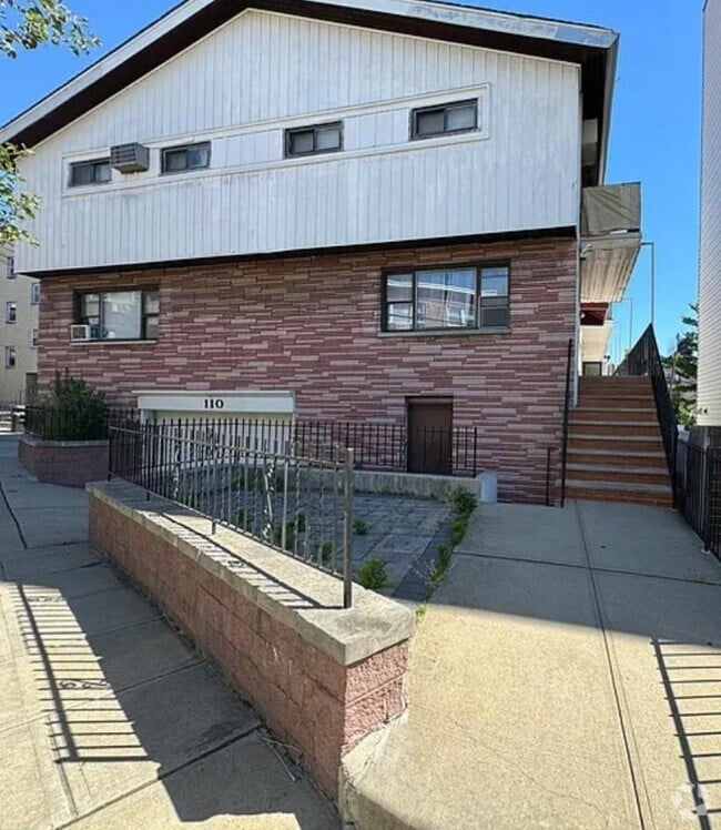 Building Photo - 110 33rd St
