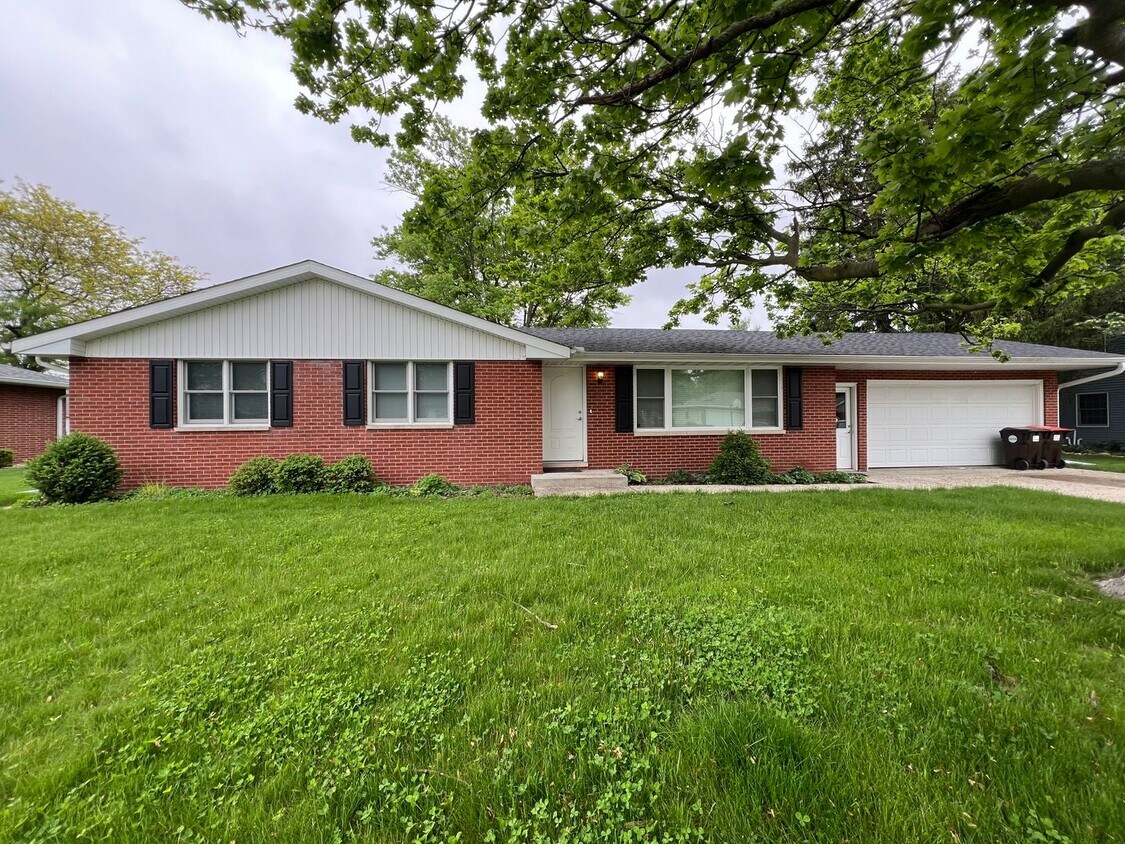 Foto principal - Welcome to this charming 3 bedroom, 2.5 ba...