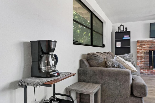 Building Photo - 919 Ave S SE