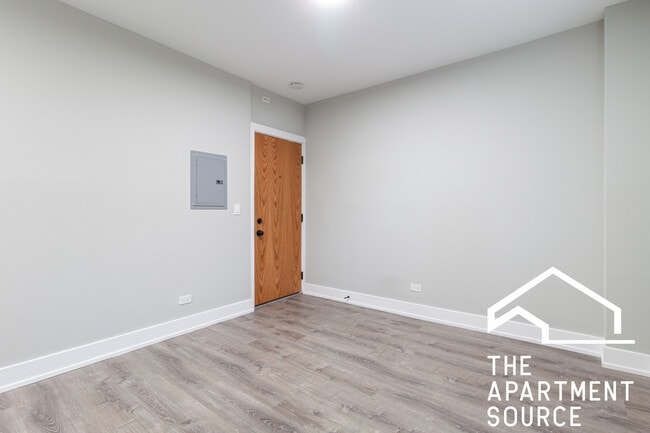 Building Photo - 515 W Belmont Ave