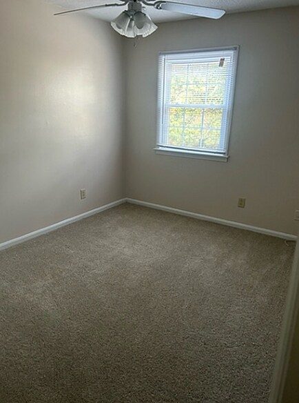 Experimente la comodidad en este acogedor dormitorio, bañado por la luz natural que entra por una generosa ventana. - Corder Ridge