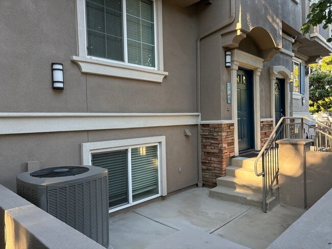 Building Photo - Great Tri-Level Townhome in Coastal Carlsb...