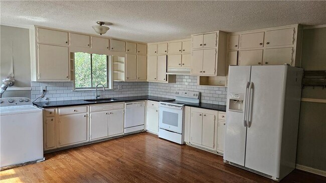 Foto del edificio - 1528 Camelot Cir