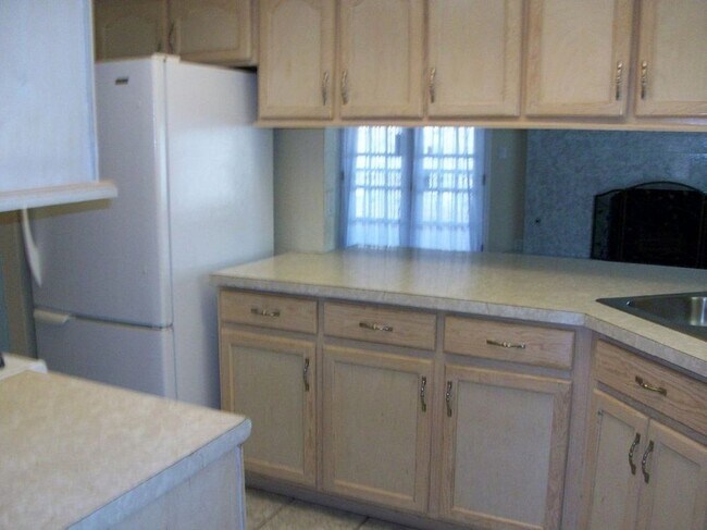 Building Photo - Comfortable family home in El Paso