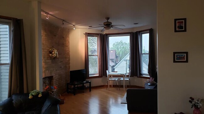 Foto del edificio - 2114 N California Ave