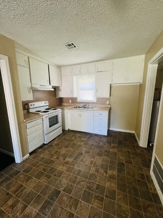 Building Photo - "Charming 3-Bed Home at 609 West Nagel Ave...