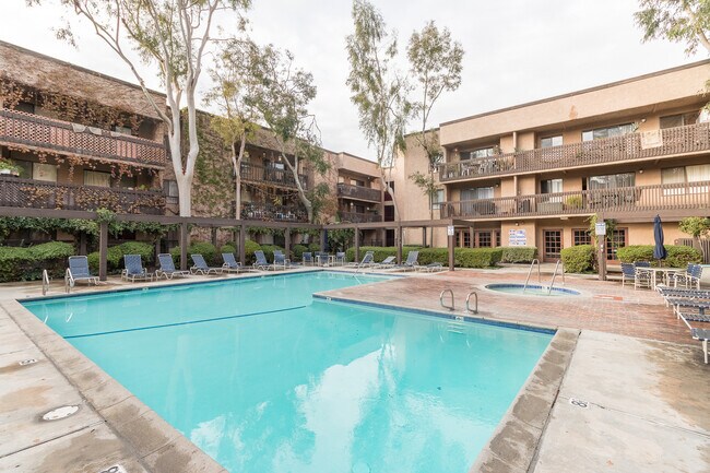 Foto del edificio - 22100 Burbank Blvd