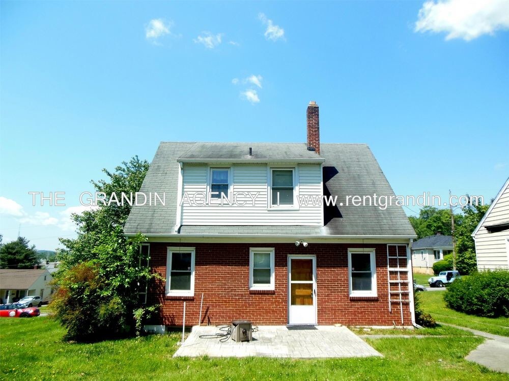 Primary Photo - 102 Lake Ave
