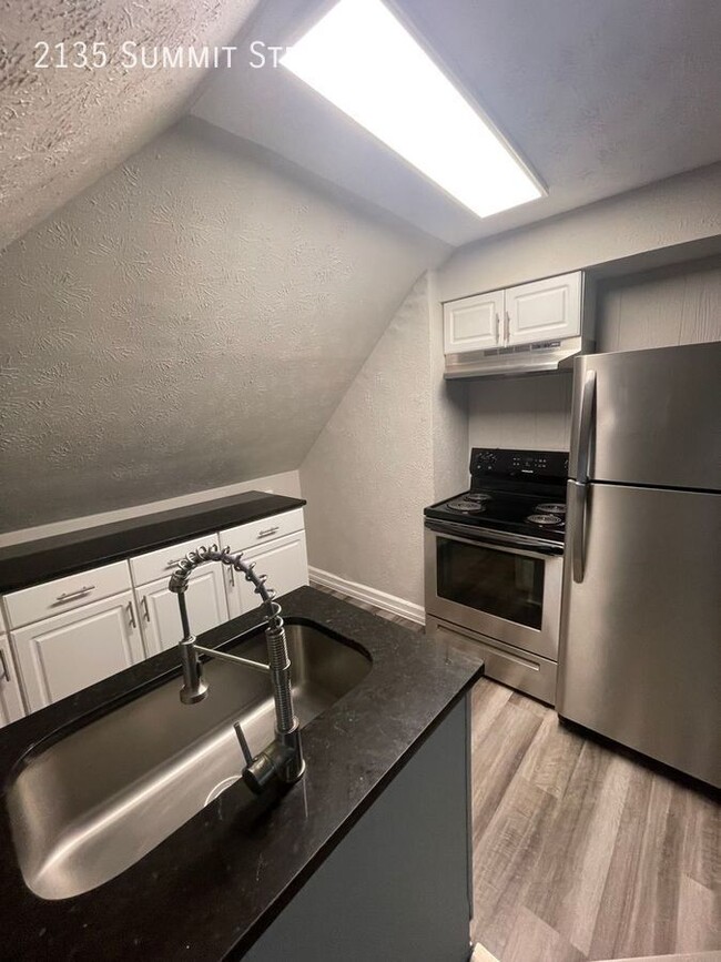 Building Photo - Spacious Studio Apartment Near Campus!