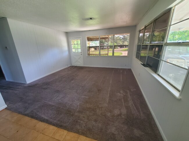 Foto del edificio - 384 Lakeview Dr