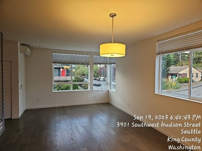 Building Photo - West Seattle townhome - 3 bedroom 3.5 bath...