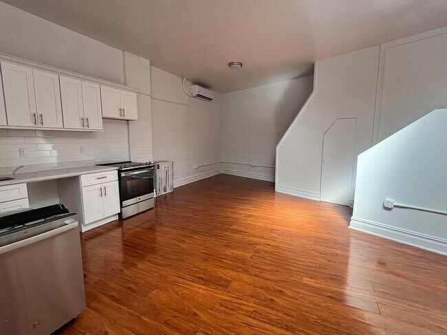 Building Photo - 702 Greenwich Street