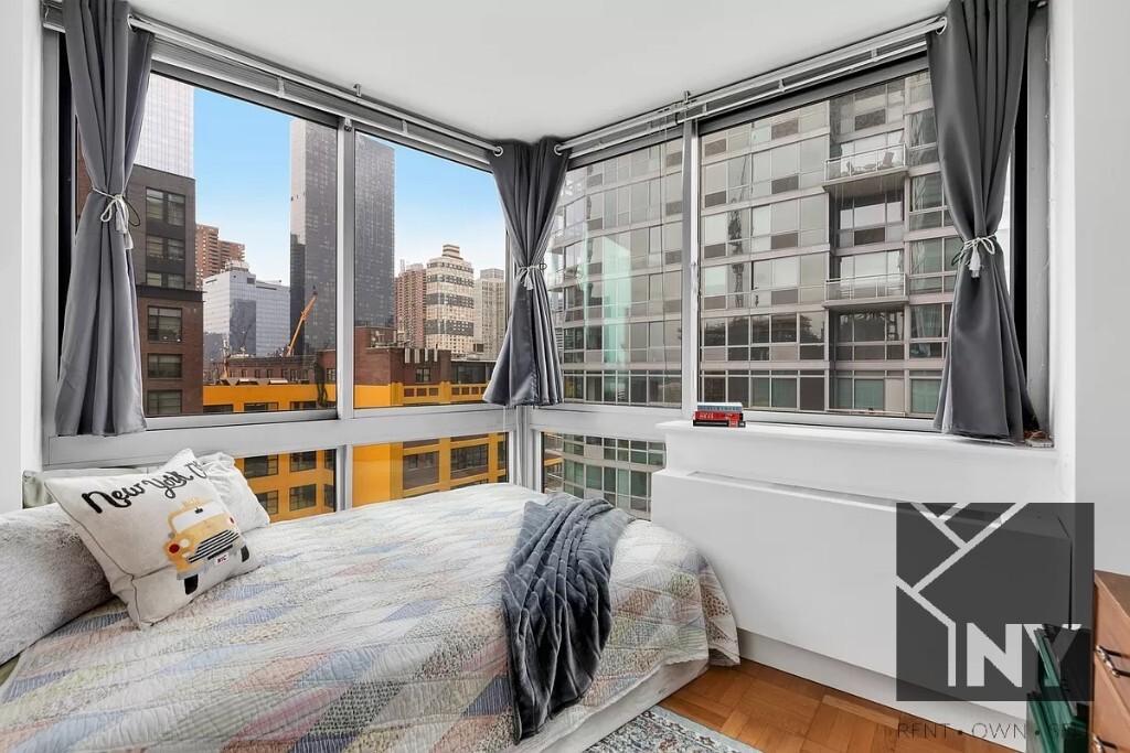 Foto principal - 451 W 37th St