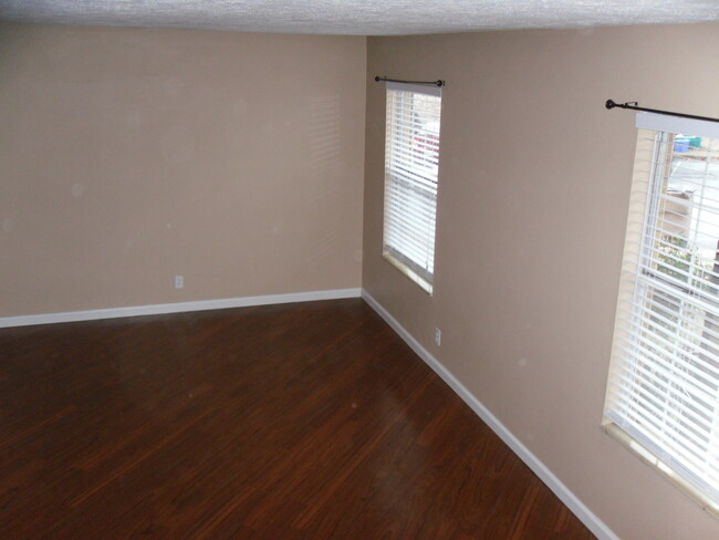 Building Photo - 4000 Anderson Rd, Unit 31