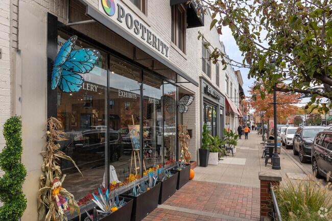 There are several highly rating dining options in the downtown area of Grosse Pointe Park.