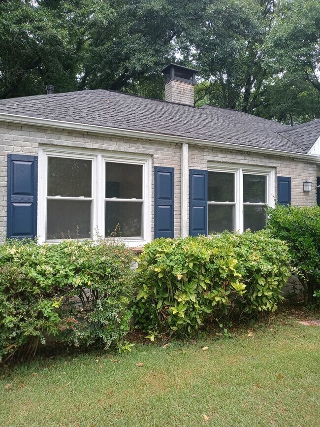 Building Photo - Charming historic bungelow close to downto...