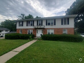 Building Photo - 2205 Green Tree Rd