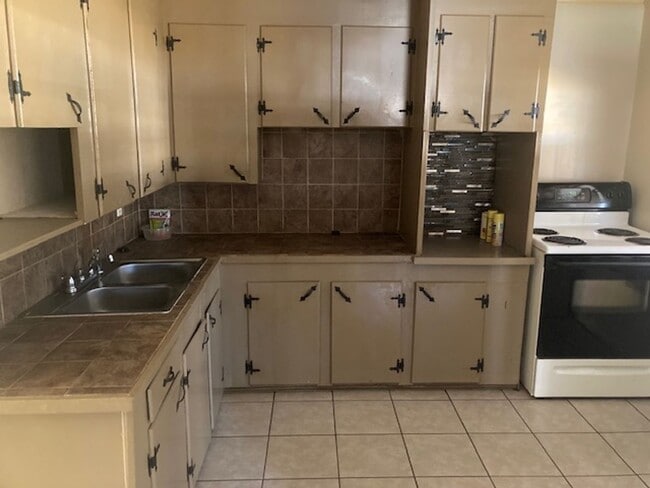 Building Photo - Long Beach 2 Bedroom