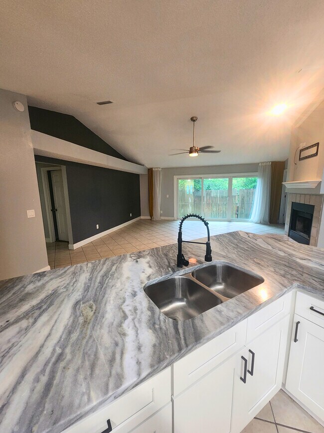 Building Photo - 11657 Brush Ridge Cir N