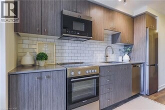 Building Photo - 15 Wellington St S