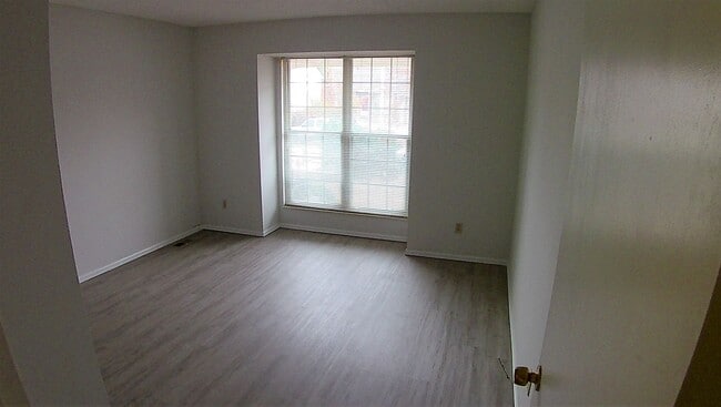 Building Photo - Experience Aurora living in this spacious ...