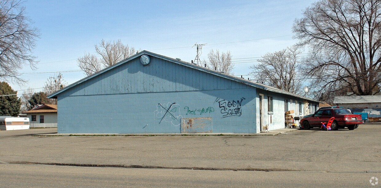 Building Photo - 305 Chicago St