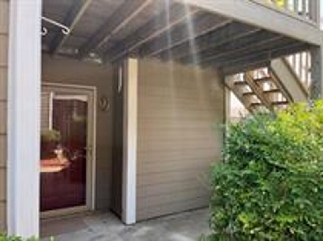 Foto principal - Remodeled downstairs condo in Madison city!