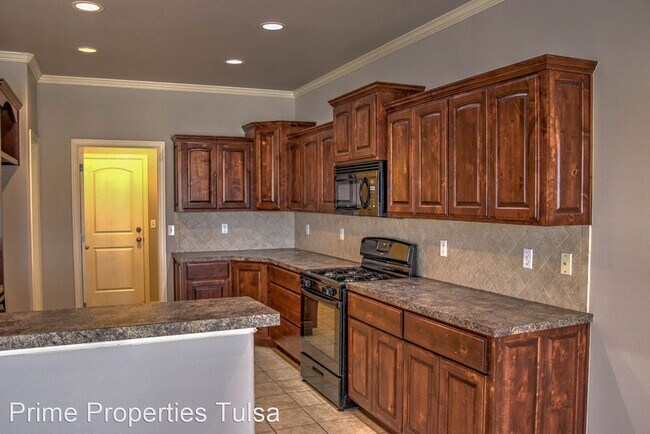 Building Photo - 4 br, 3 bath House - 1900 E Ithica St.