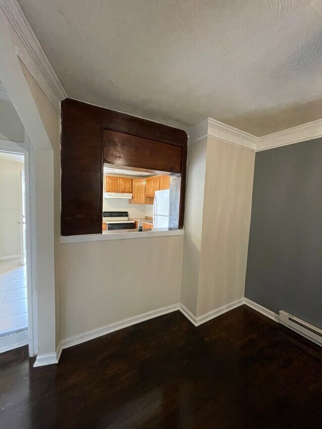 Foto del edificio - Beautiful Townhome with Hardwood floors on...
