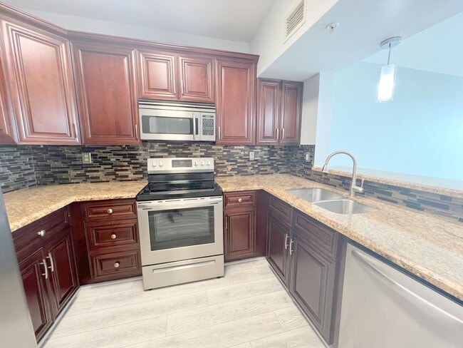 Building Photo - 3020 NE 32nd Ave