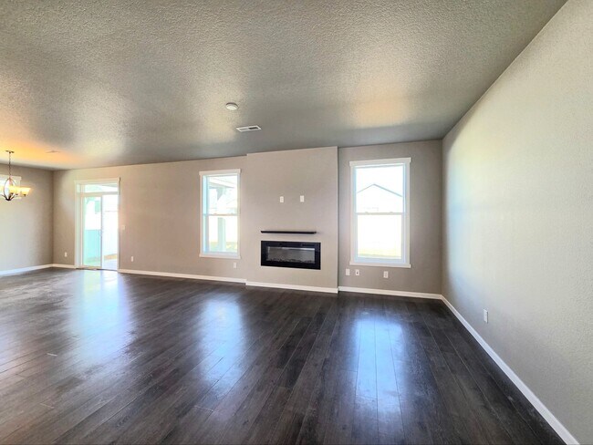 Building Photo - Beautiful Newer Build **Single Level** 4 Bedroom, 2 Bath House for Rent in Quincy!