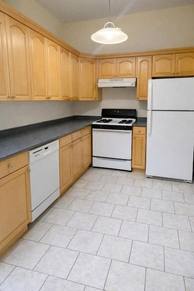 Building Photo - 163 Christopher Columbus Dr