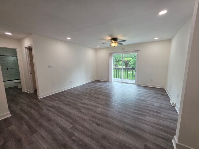 Foto del edificio - Split-Level 3 Bedroom Duplex with Garage