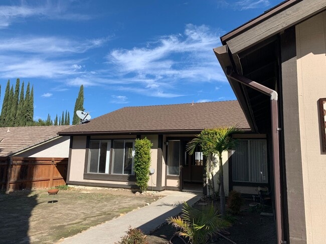 Building Photo - 3 Bedroom 2 Bath Cowles Mountain Home For Rent