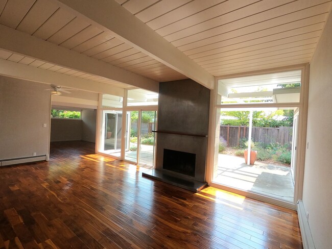 Foto del edificio - THREE BEDROOM / TWO BATH EICHLER HOME IN G...